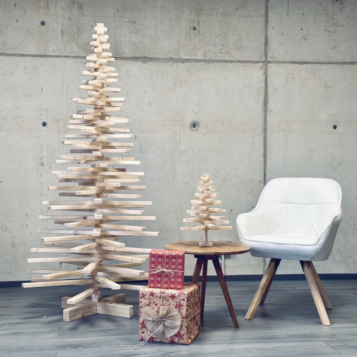 Geschmückter Holzweihnachtsbaum aus Fichtenholz mit Lichterkette und braunen Kugeln