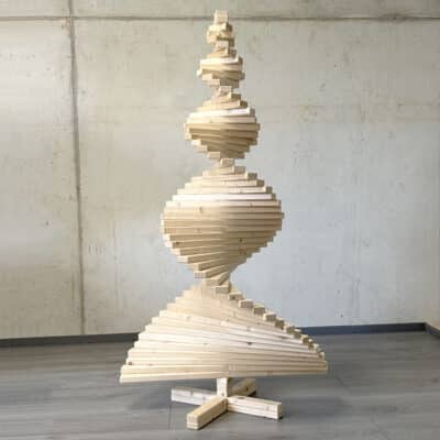 Medium Franky Weihnachtsbaum als Spirale aufgedreht, handgefertigt aus Holz für einen modernen Stil.