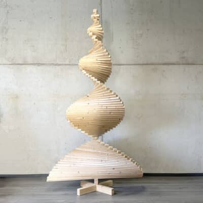 Xtra Franky Weihnachtsbaum in Spiralform aus Holz, handgefertigt für eine einzigartige Weihnachtsdekoration.