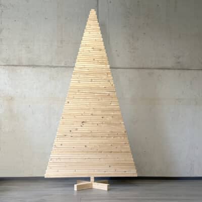 Xtra Franky Weihnachtsbaum in gerader Form aus Holz, handgefertigt und nachhaltig.